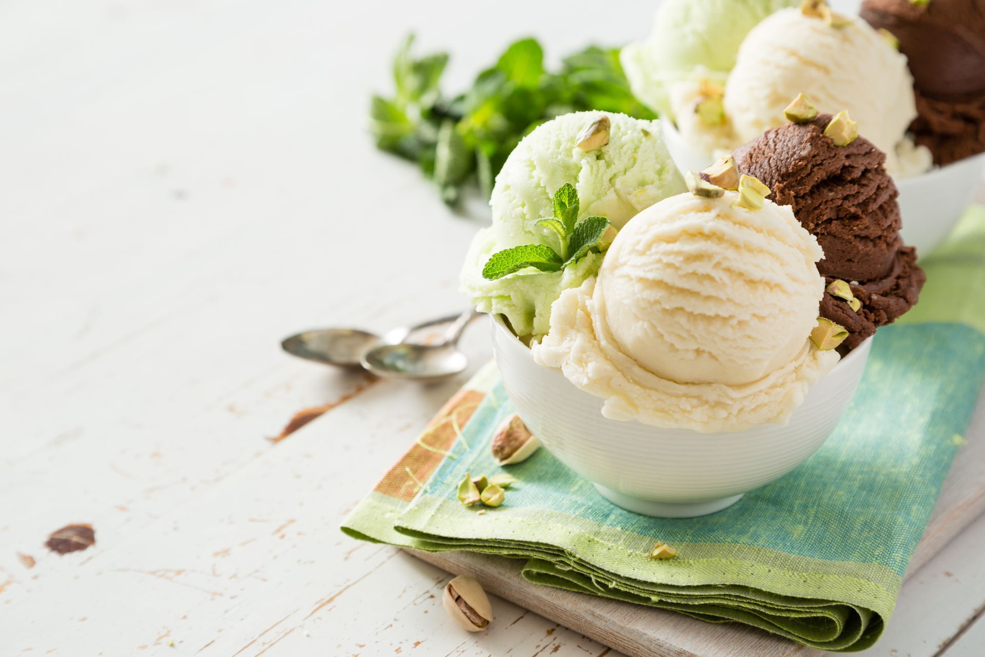 Bol de boules de glace vanille et chocolat avec de la menthe sur une serviette pliée.