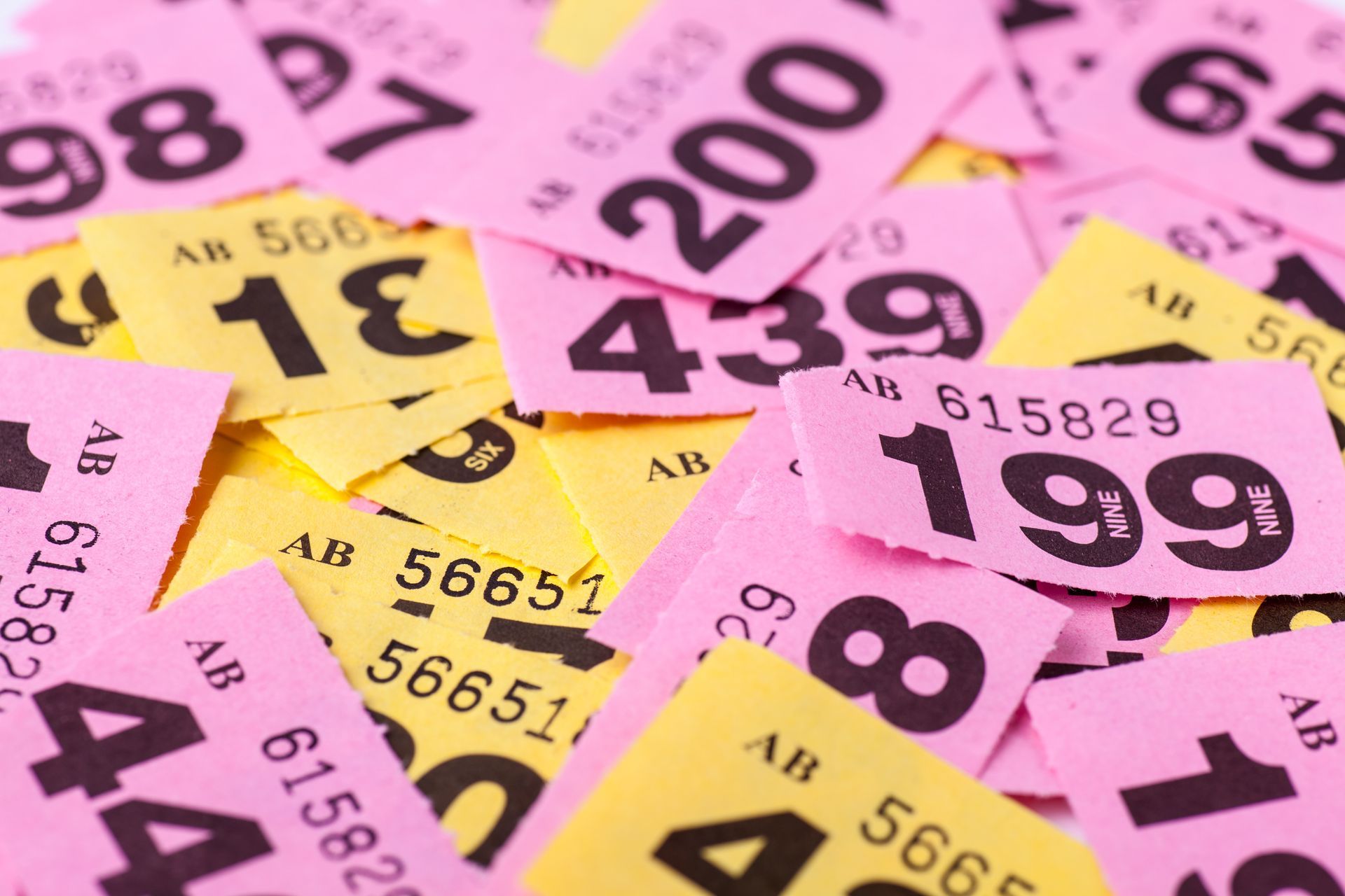 Des coupons de tombola numérotés éparpillés.