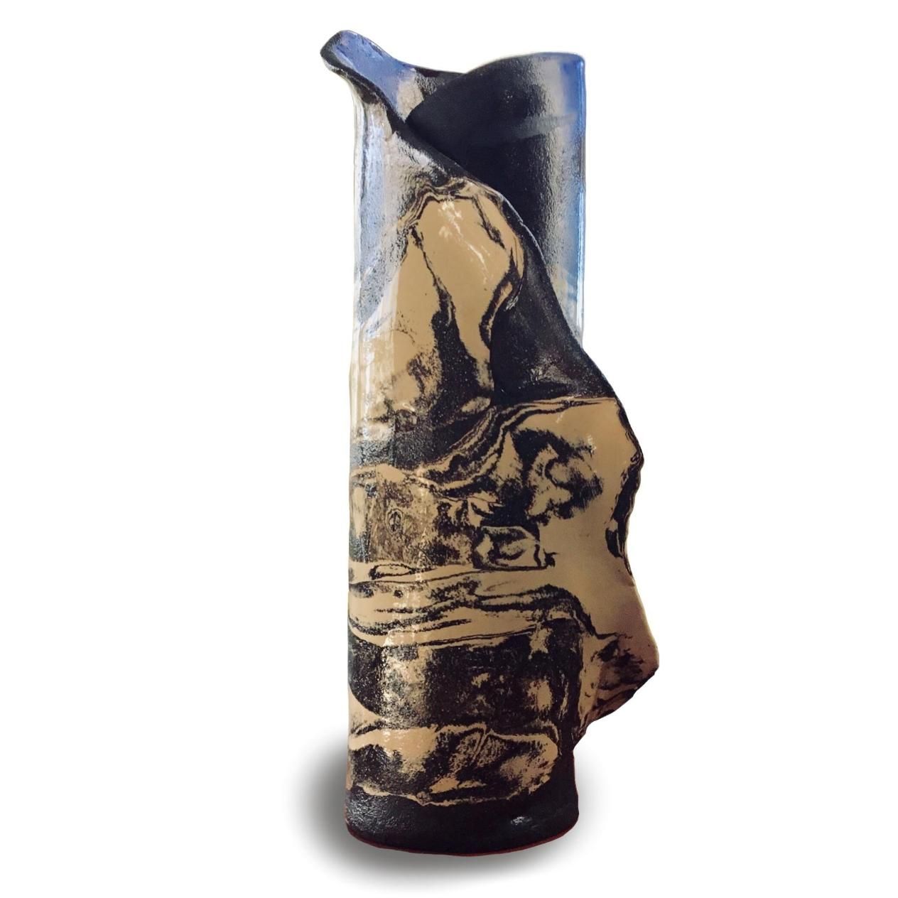 Obra inspirada en el desierto salado de Lut (Irán), donde la interacción entre tierra y sal genera un paisaje de formas extremas.