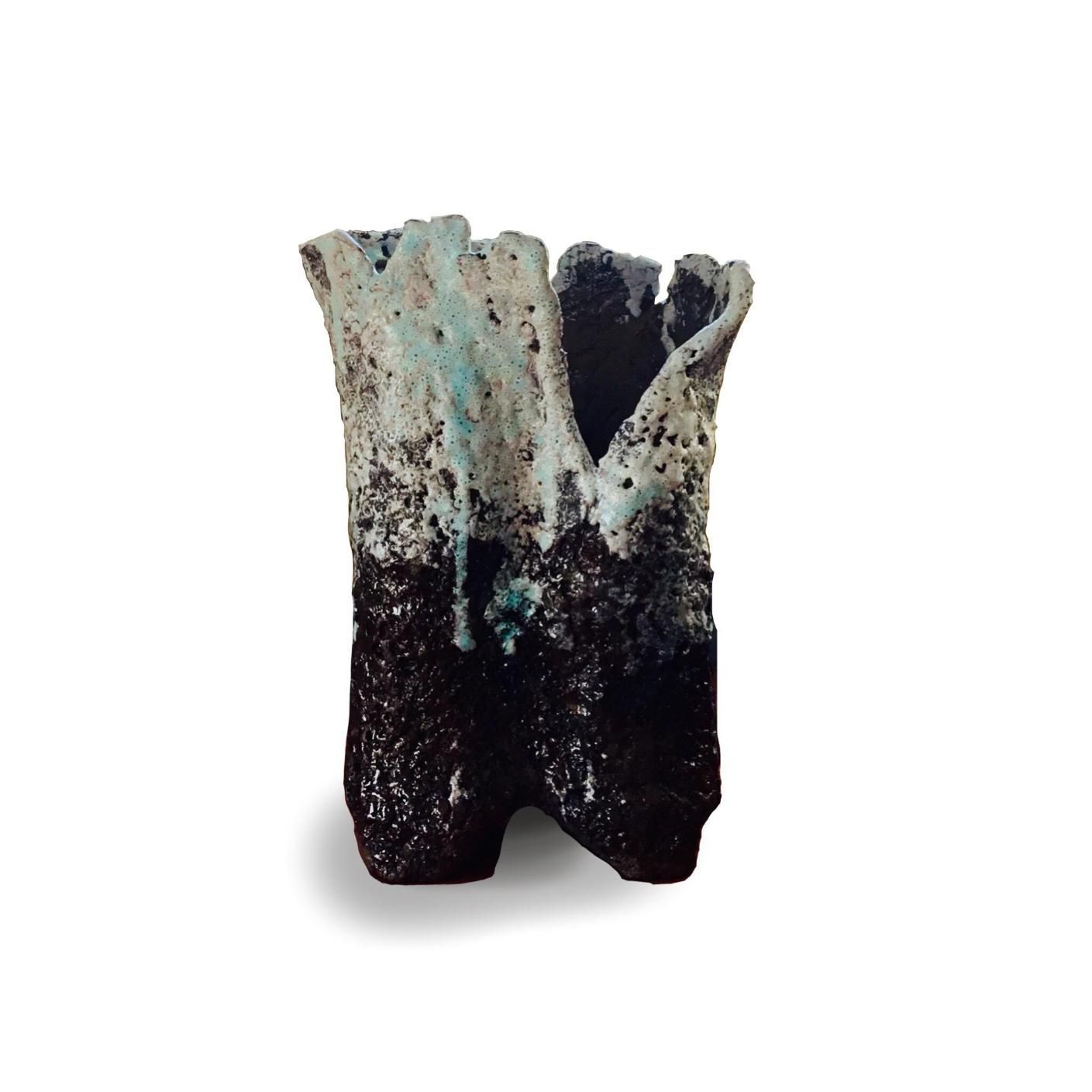 Escultura inspirada en restos arqueológicos que evoca estructuras detenidas en el tiempo, congelando la memoria del paisaje.