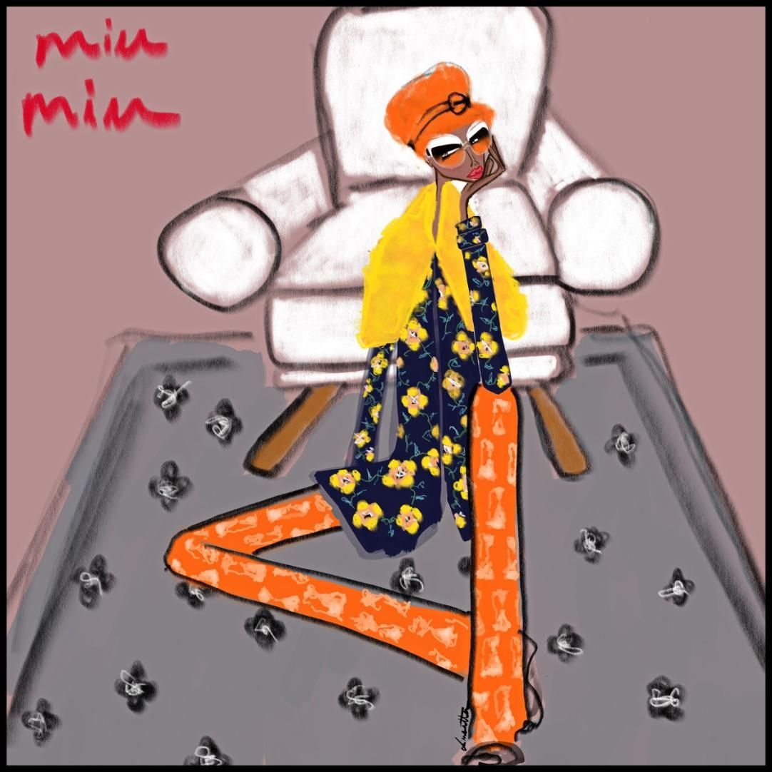 Figura de moda con pantalones naranjas y chaqueta amarilla, sentada en una alfombra con una silla al fondo.