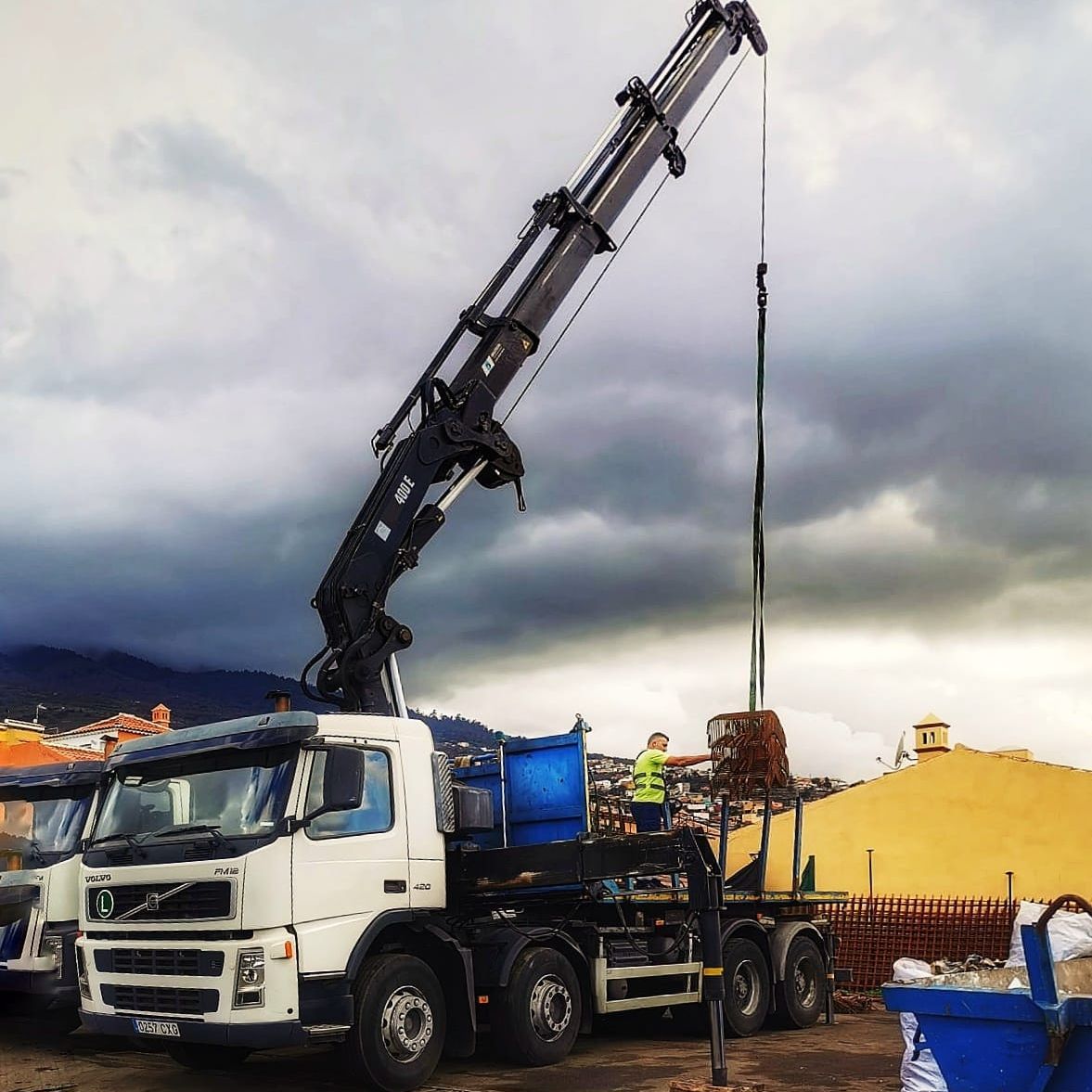 Un camión blanco con una grúa acoplada.