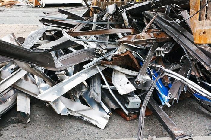 Una pila de chatarra está en el suelo.