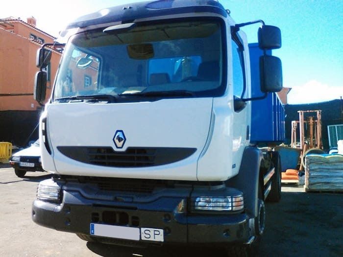 Una camioneta blanca con una placa que dice sp