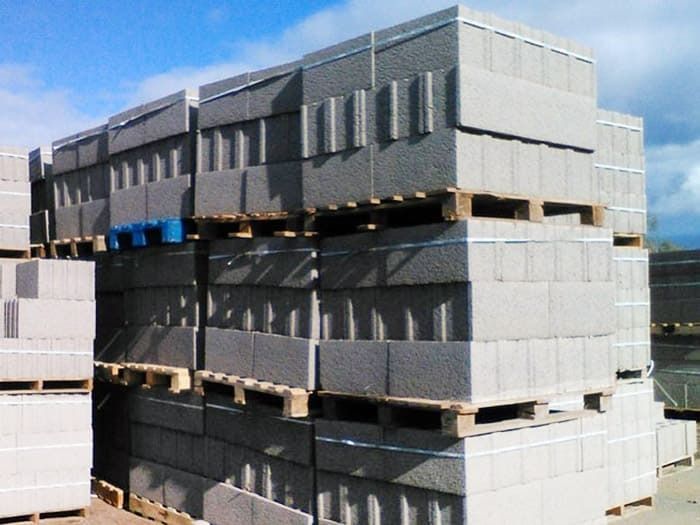 Una pila de bloques de hormigón sobre palés de madera