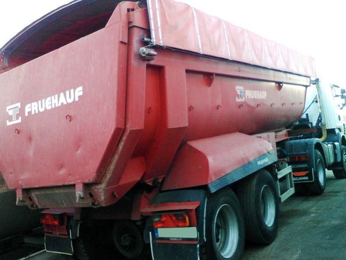 Un camión rojo con la palabra fruenauf en el costado