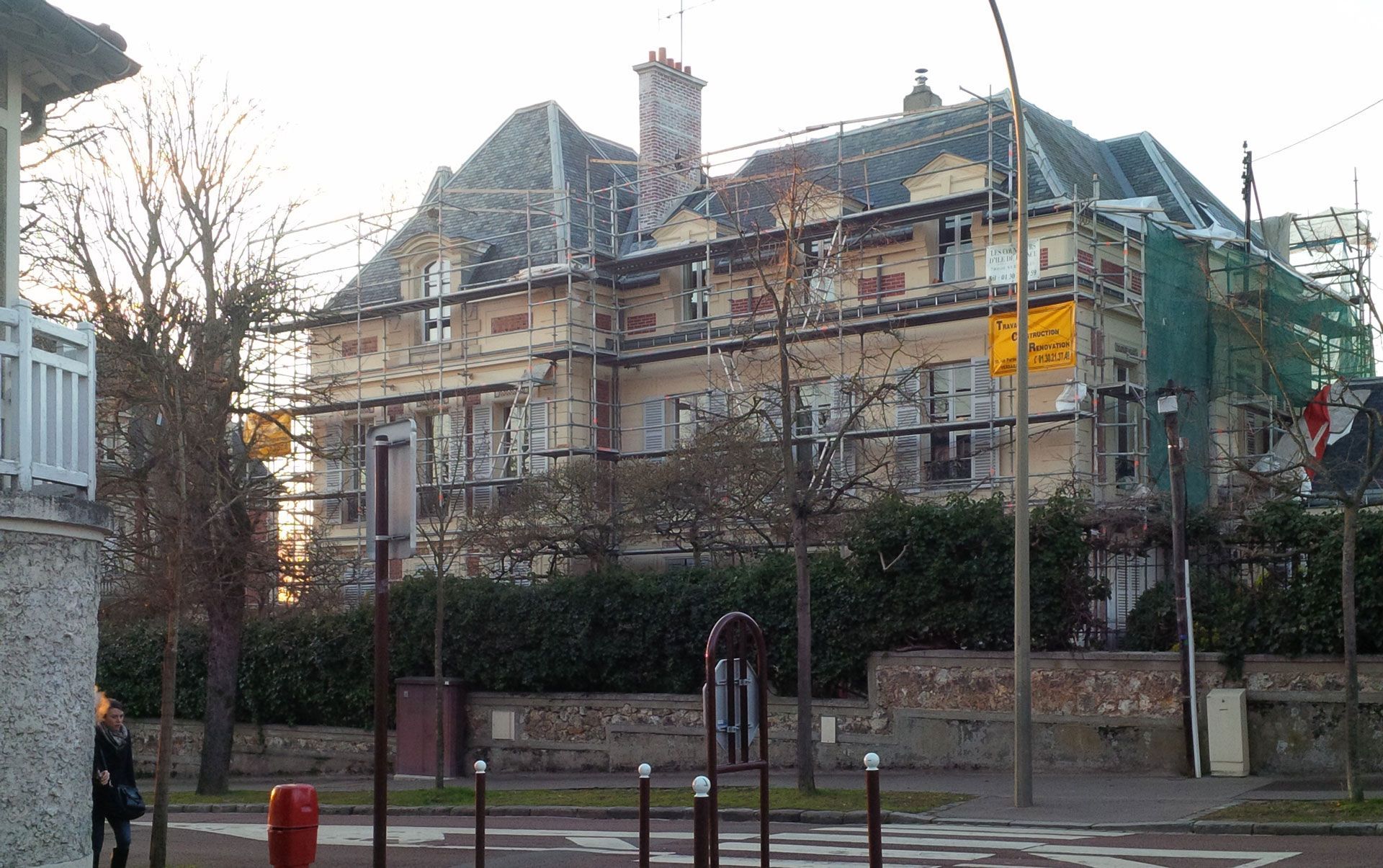 Grande maison ancienne en cours de rénovation, entouré d'échafaudages.
