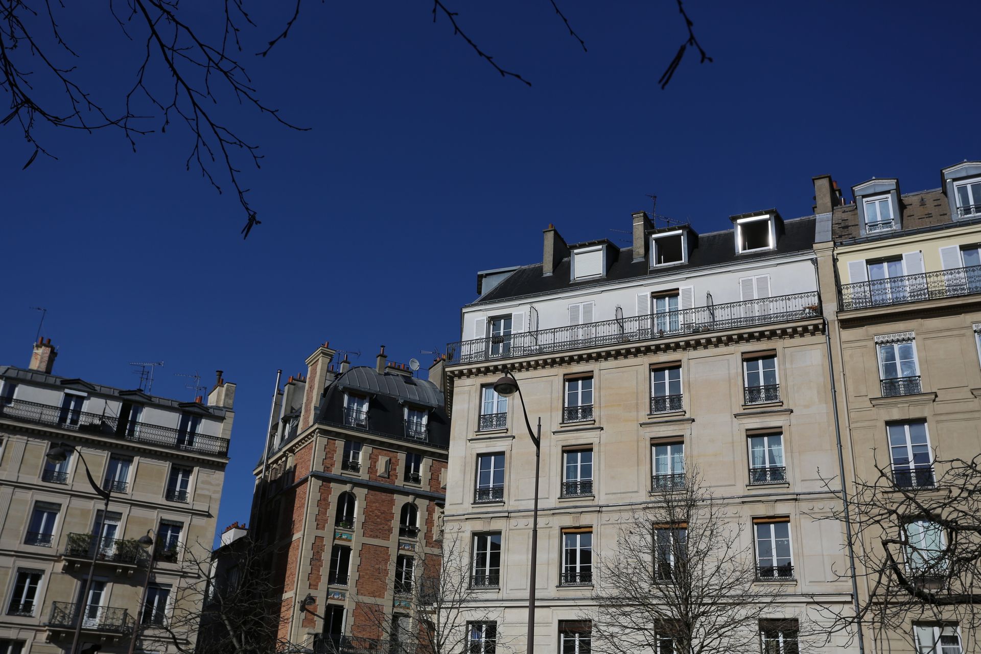 Immeubles d'appartements parisiens sous un ciel bleu clair