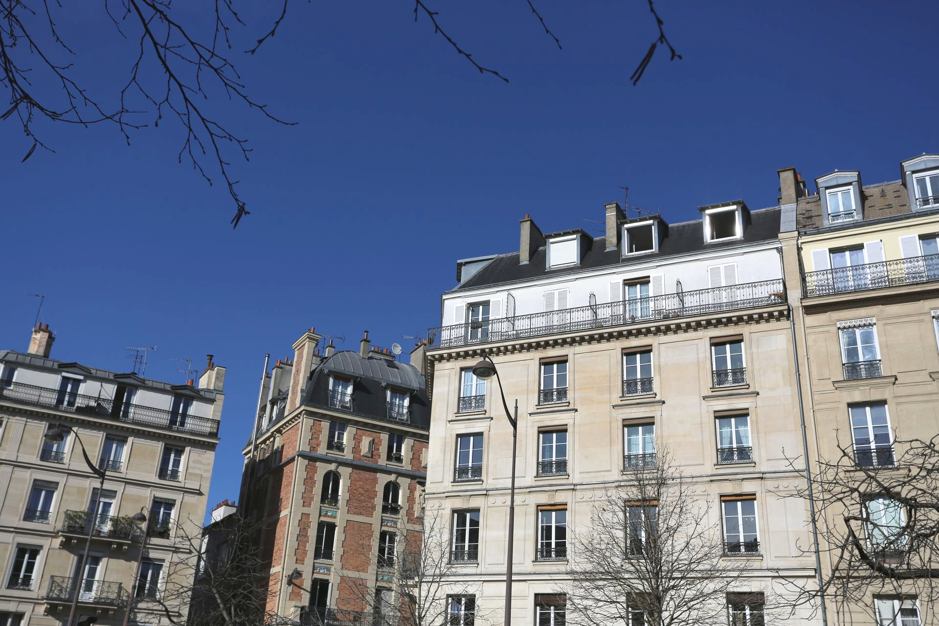 Immeubles d'appartements parisiens sous un ciel bleu clair