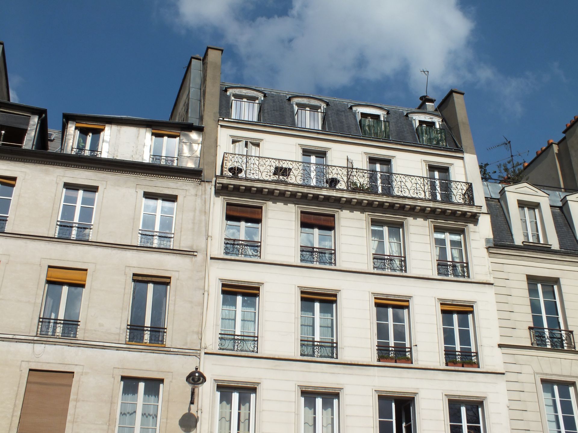 Des immeubles d'appartements avec des balcons en fer forgé.