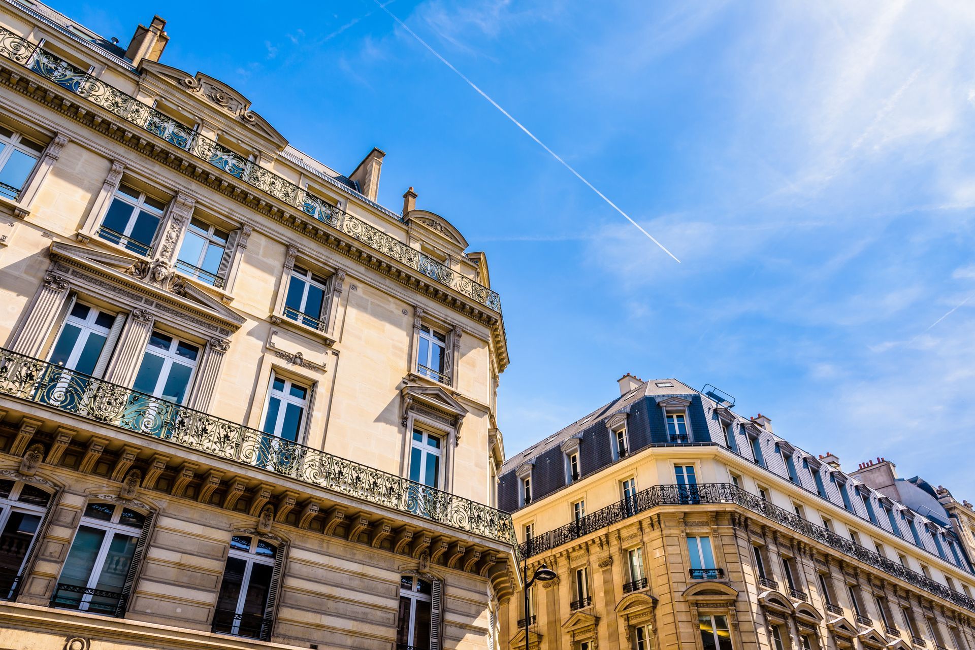 Bâtiments historiques parisiens vus d'en bas.