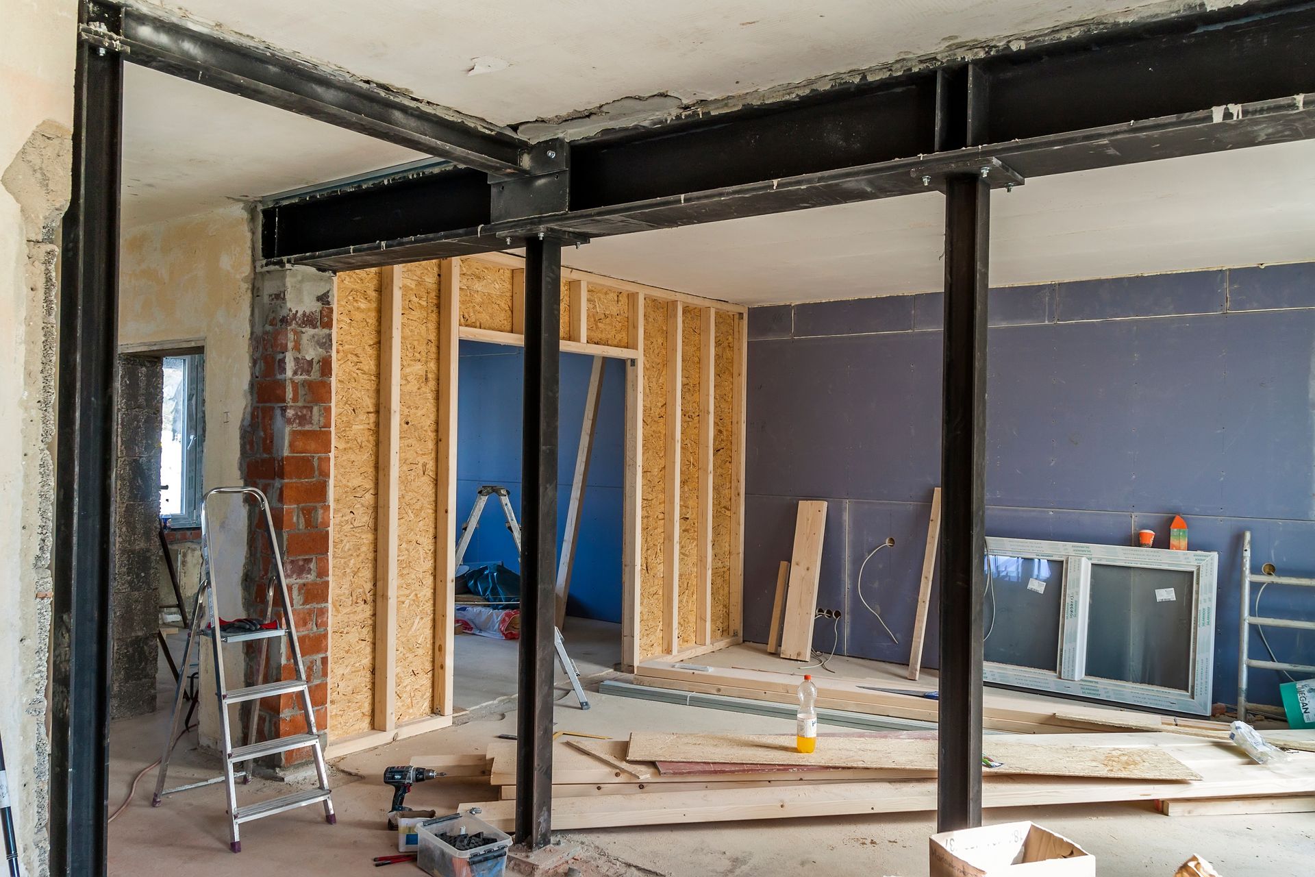 Une pièce en rénovation avec divers matériaux de construction