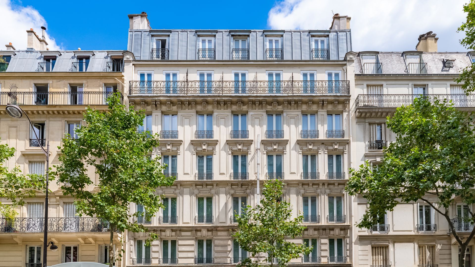 Un immeuble parisien avec des balcons