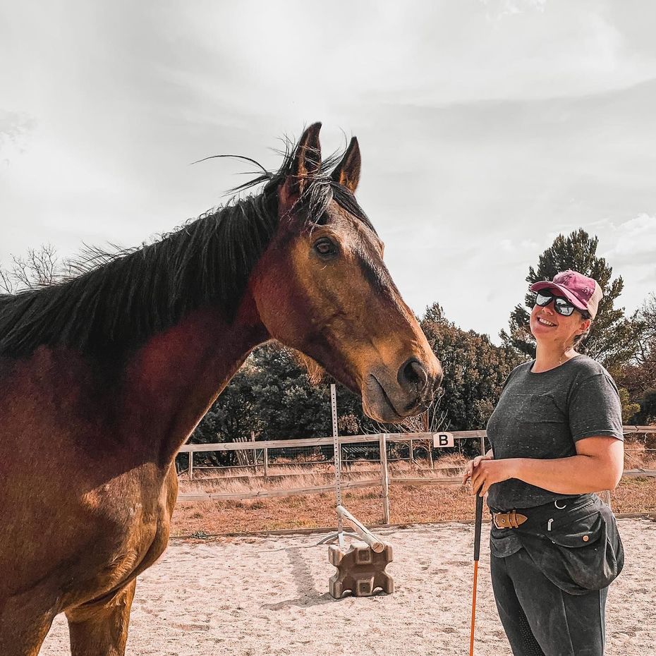 Un cheval avec une personne.