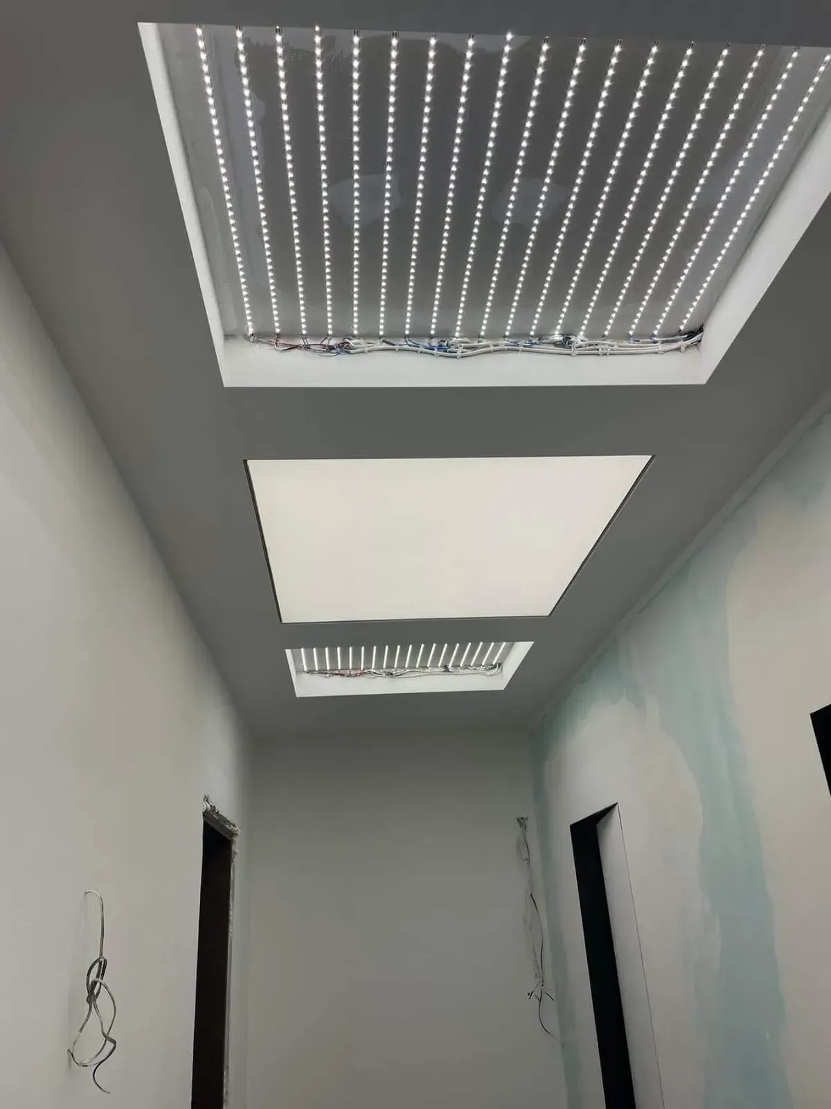 Ein Flur mit einer Decke, an der viele Lichter hängen.