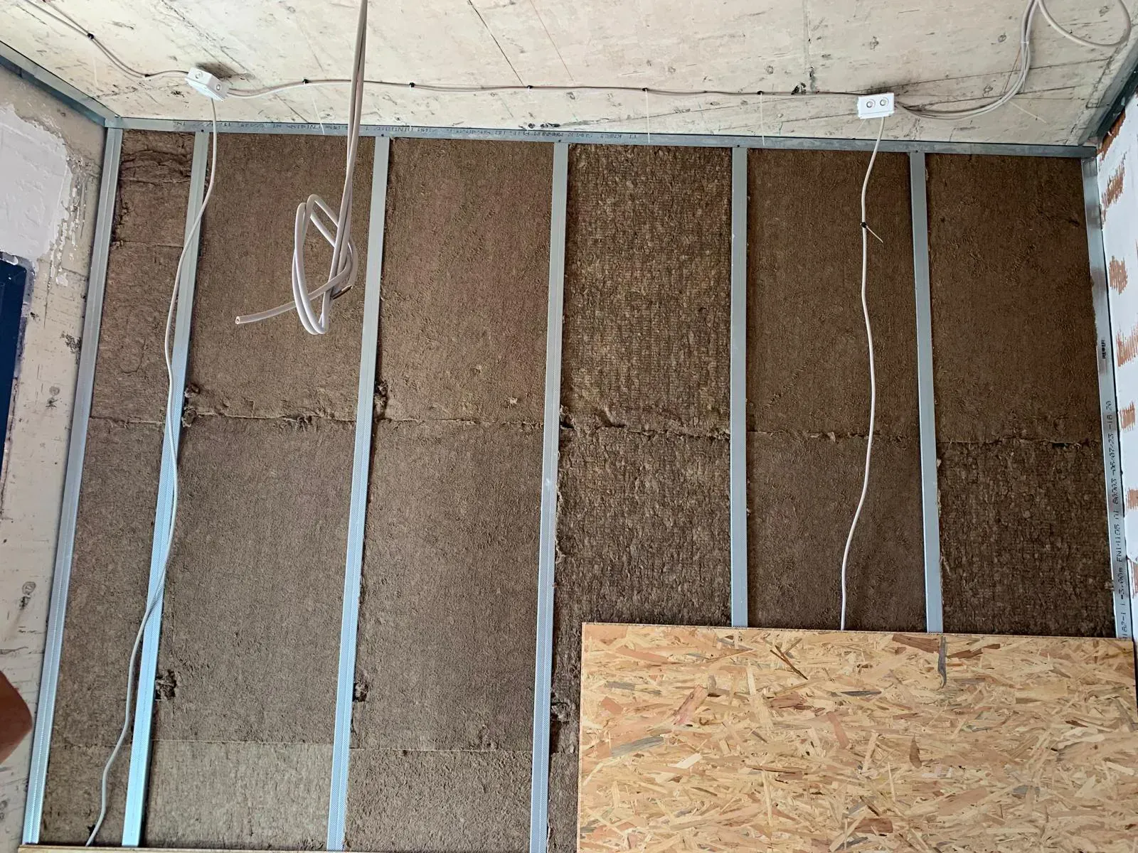 Ein Raum mit einer Holzwand und einem Metallrahmen