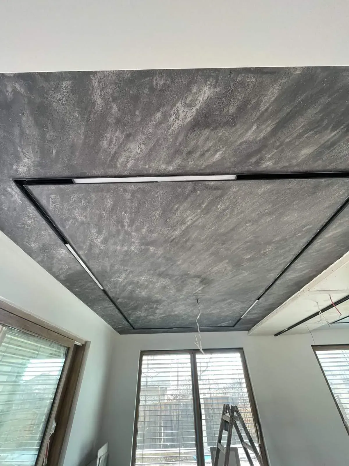 Ein Raum mit einer Decke und einer Leiter darin.