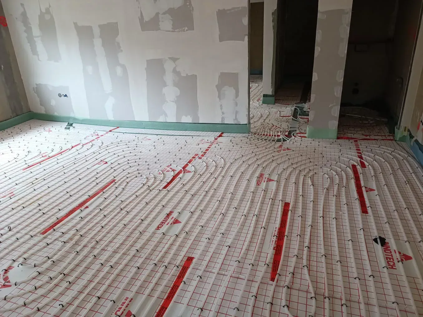 Ein Raum mit weißem Boden und roten Linien darauf.
