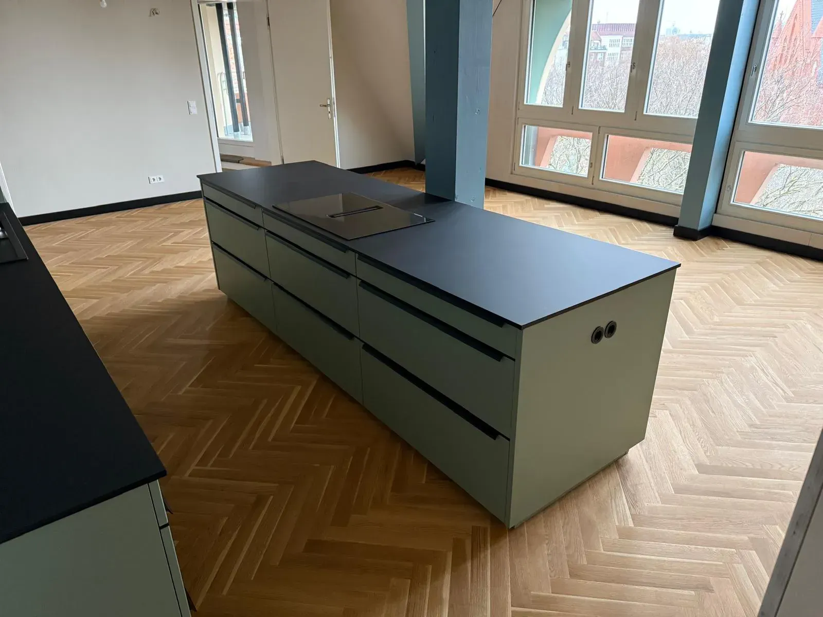 Eine Küche mit einer großen Insel in der Mitte des Raumes