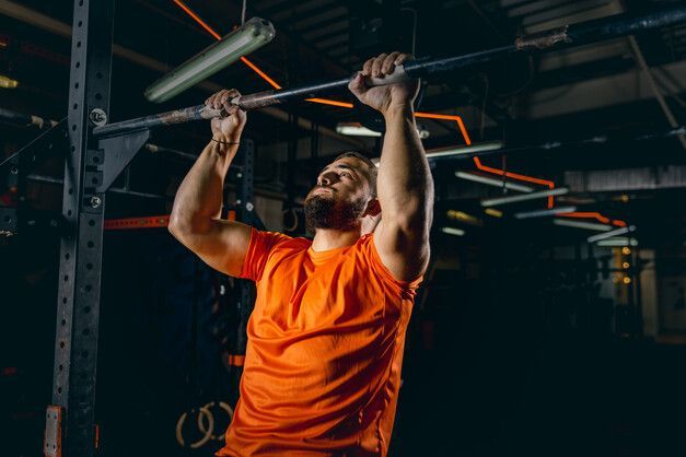 Un hombre se está cortando el pelo en una barbería.