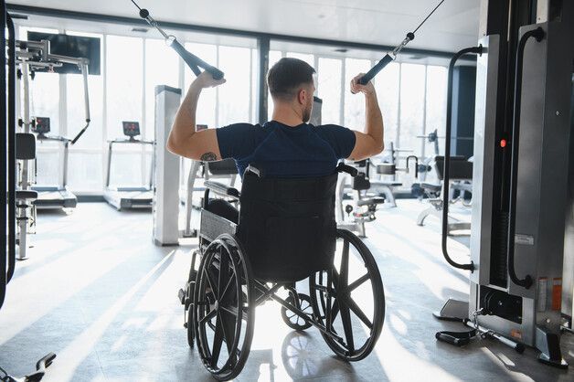 Un hombre se está cortando el pelo en una barbería.