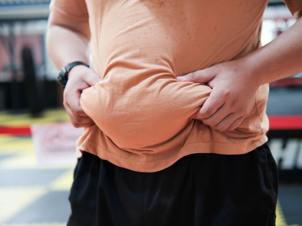 Un hombre con un tatuaje de cruz en el cuello