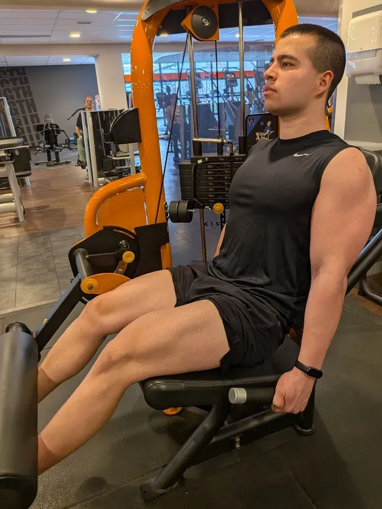 Un hombre se está afeitando la barba con una navaja por un barbero.