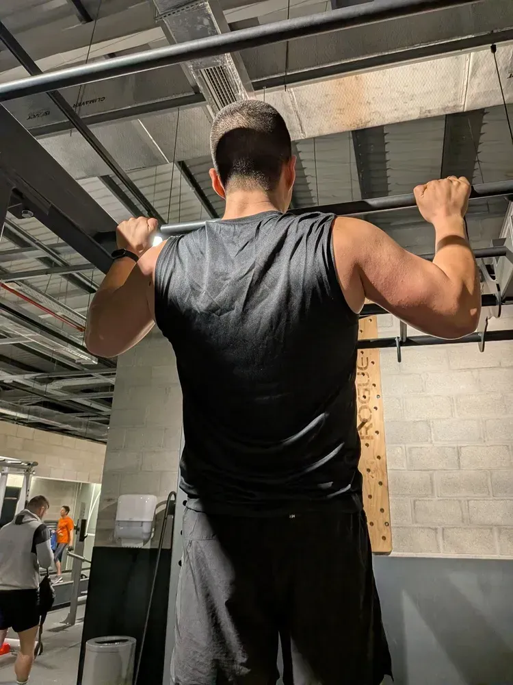 Un hombre se está cortando el pelo en una barbería.