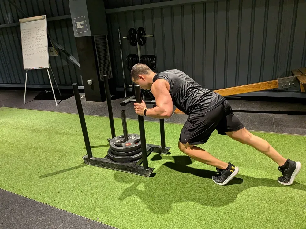 La parte posterior de la cabeza de un hombre con un diseño rapado.