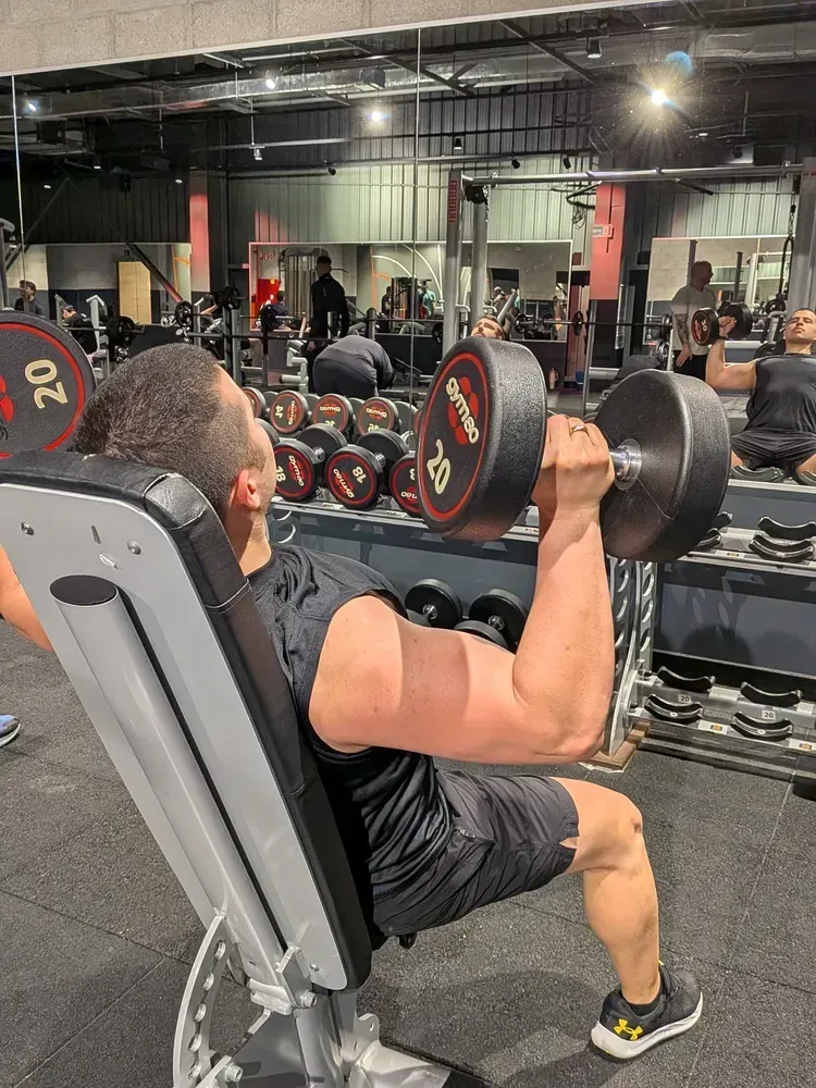 Imagen de marcador de posición; forma gris simple de una montaña con un círculo encima.