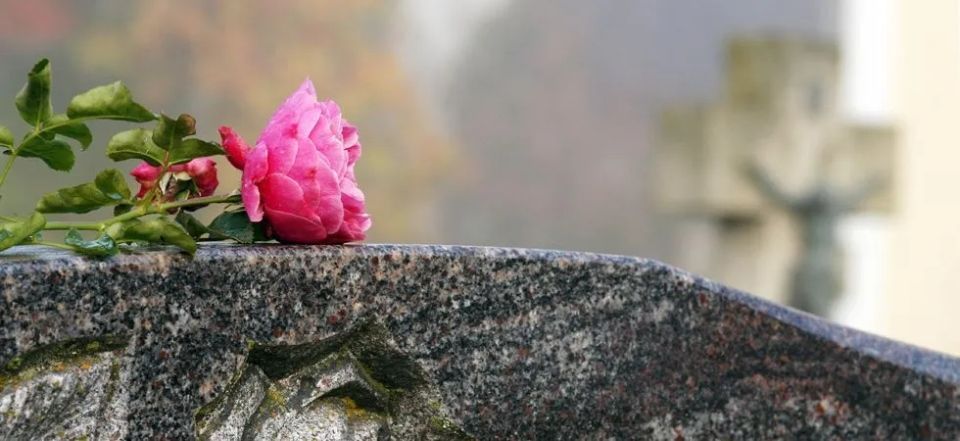 Grabstein mit Rose von der Bärtschi Bestattungen AG