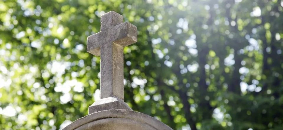 Grab mit Kreuz von der Bärtschi Bestattungen AG