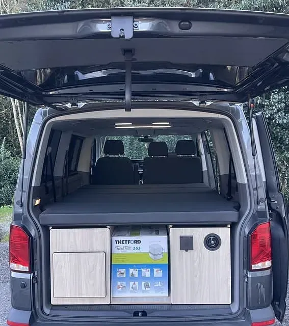 La parte trasera de una camioneta con el maletero abierto.