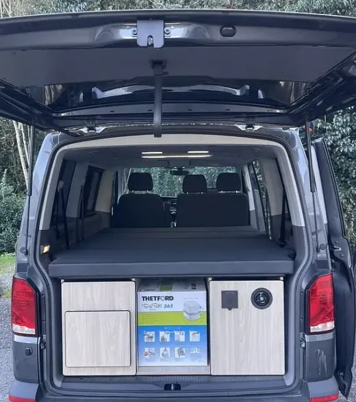 La parte trasera de una camioneta con el maletero abierto.