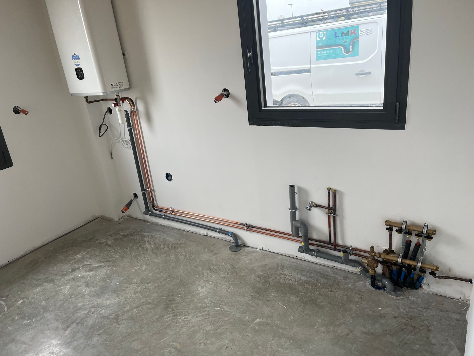 Chauffe-eau dans une pièce avec une fenêtre 