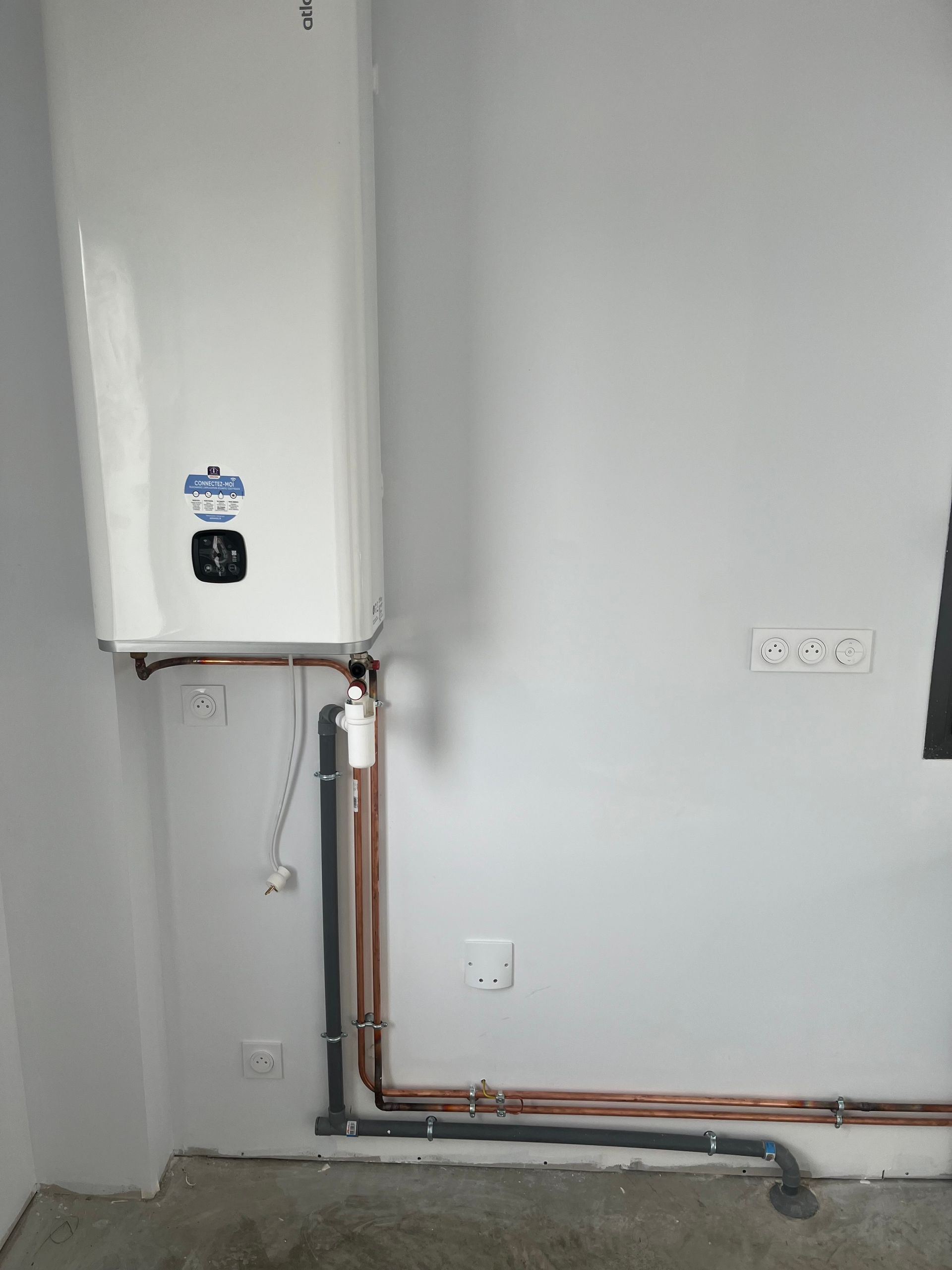 Chaudière avec des tuyaux