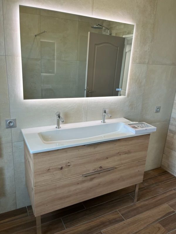 Double vasque avec un miroir avec des led