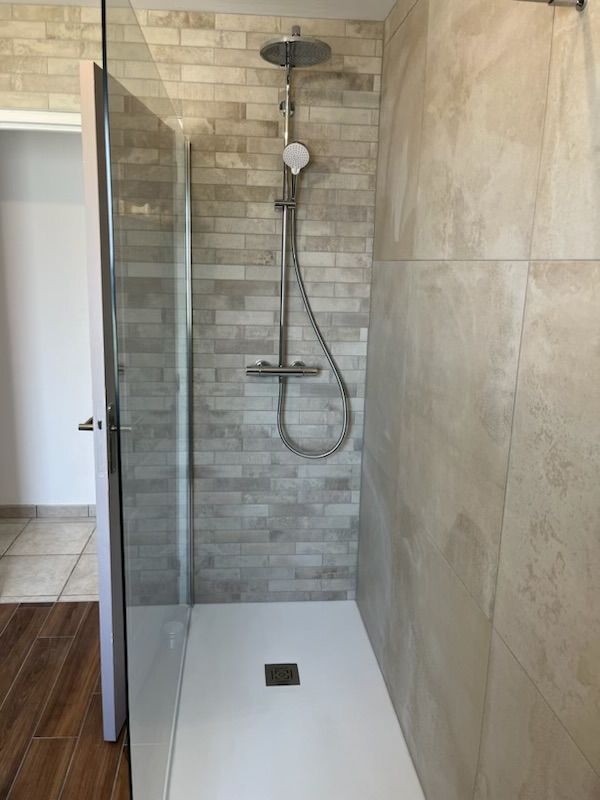 Douche et du carrelage mural