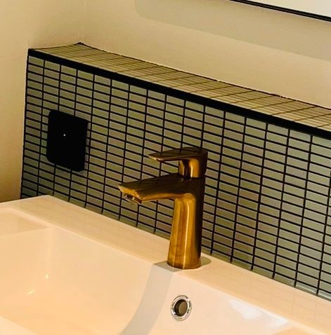 Un lavabo, une prise de courant et du carrelage