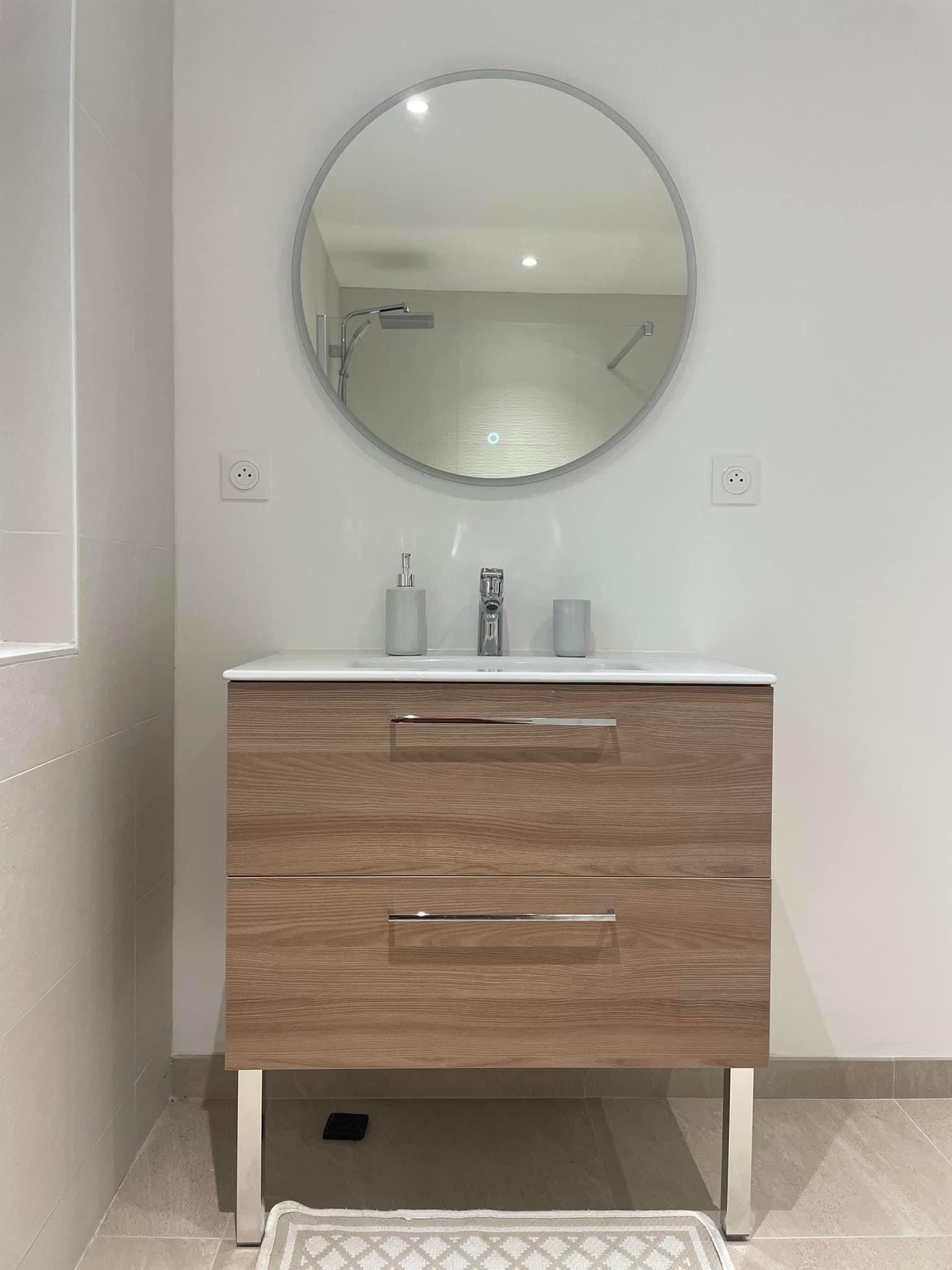 Meuble en bois dans une salle de bains avec un évier