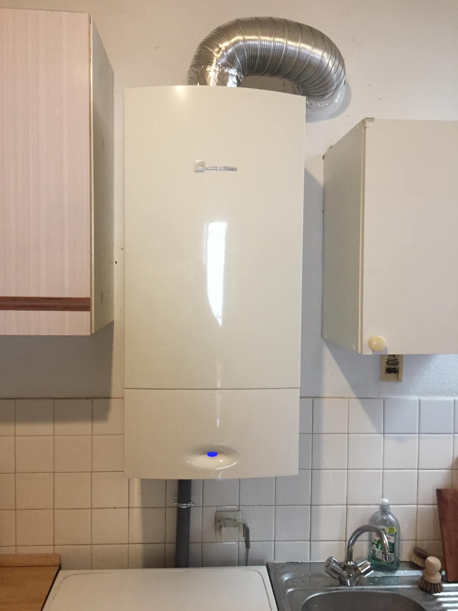 Une chaudière et du carrelage mural 