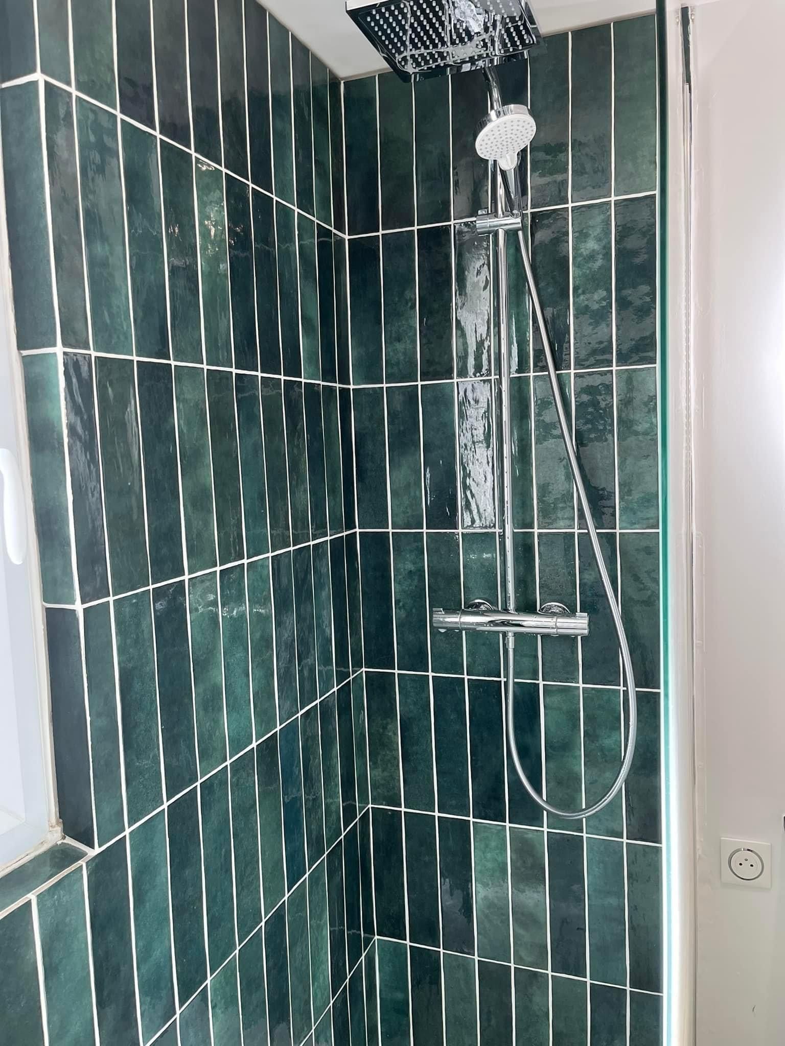 Douche avec du carrelage vert