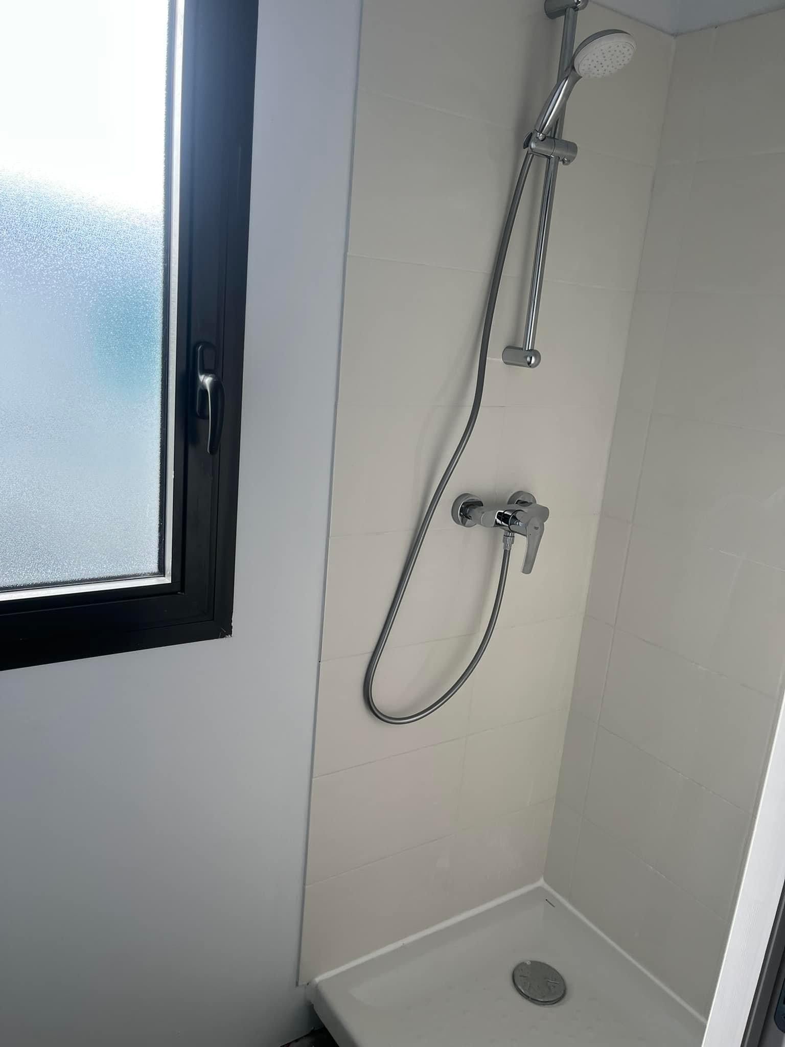 Douche à côté d'une fenêtre
