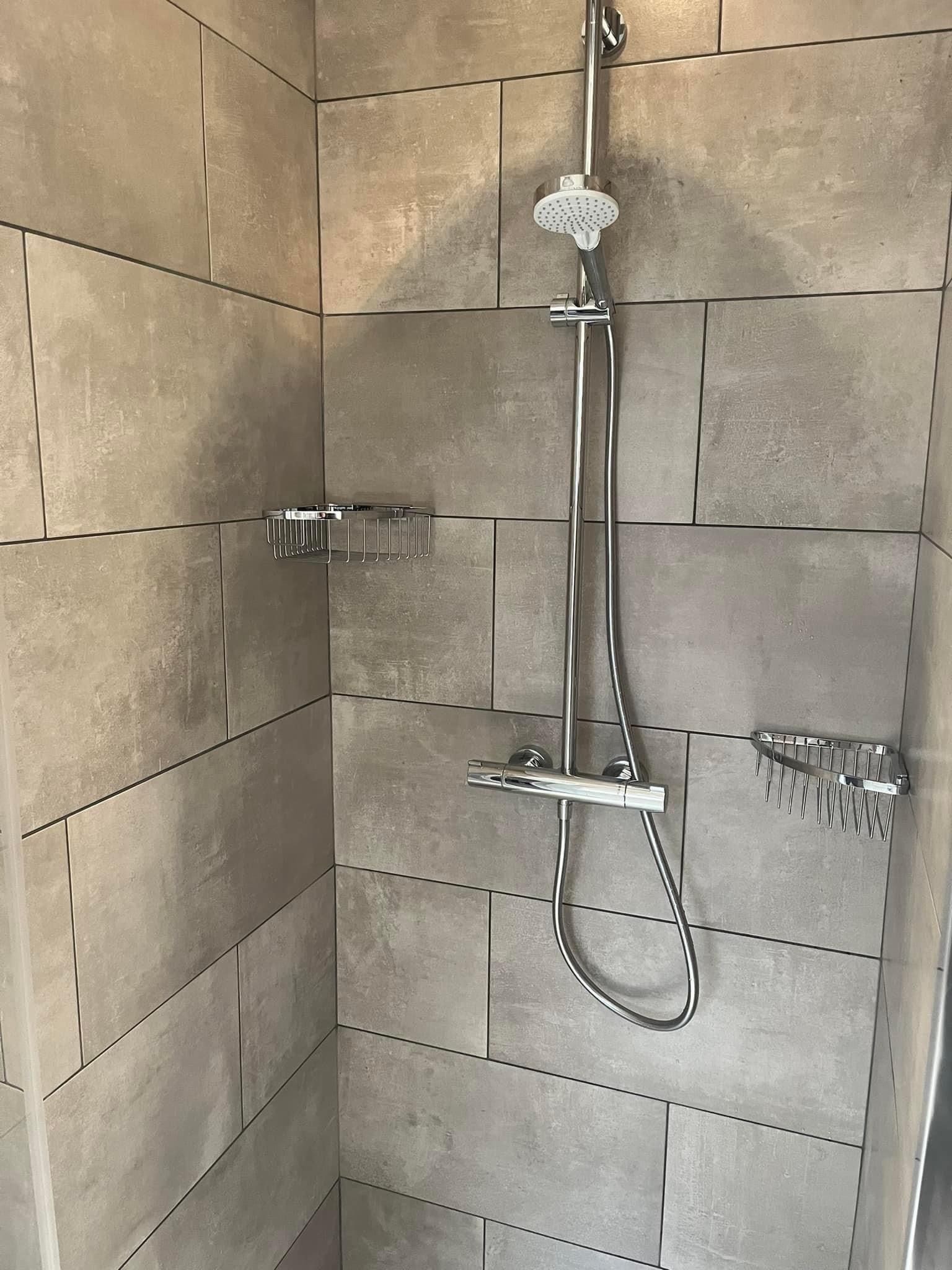 Douche avec du carrelage imitation marbre