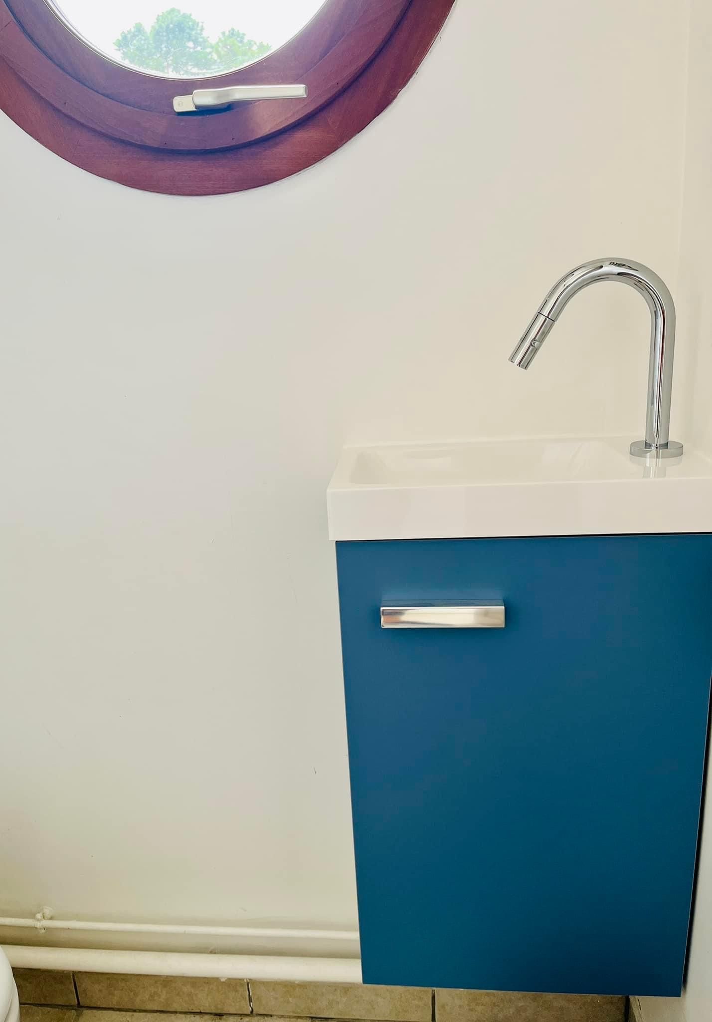 Un évier avec un rangement bleu