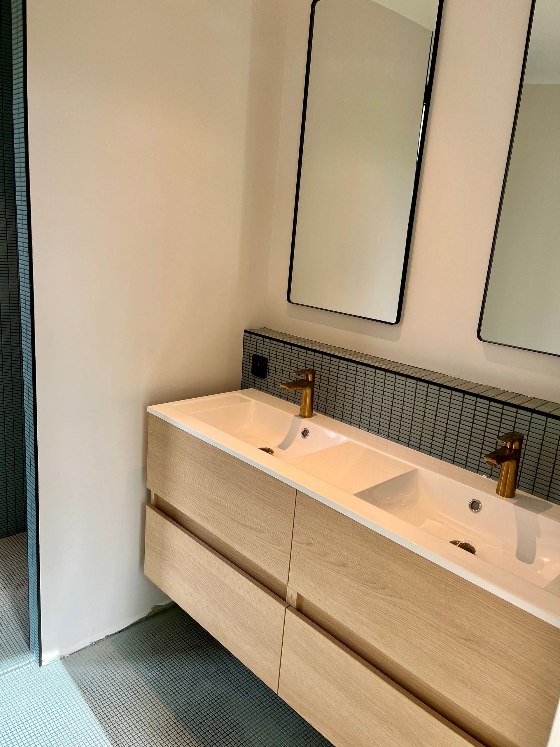 Deux éviers avec deux miroirs rectangulaires dans une salle de bains