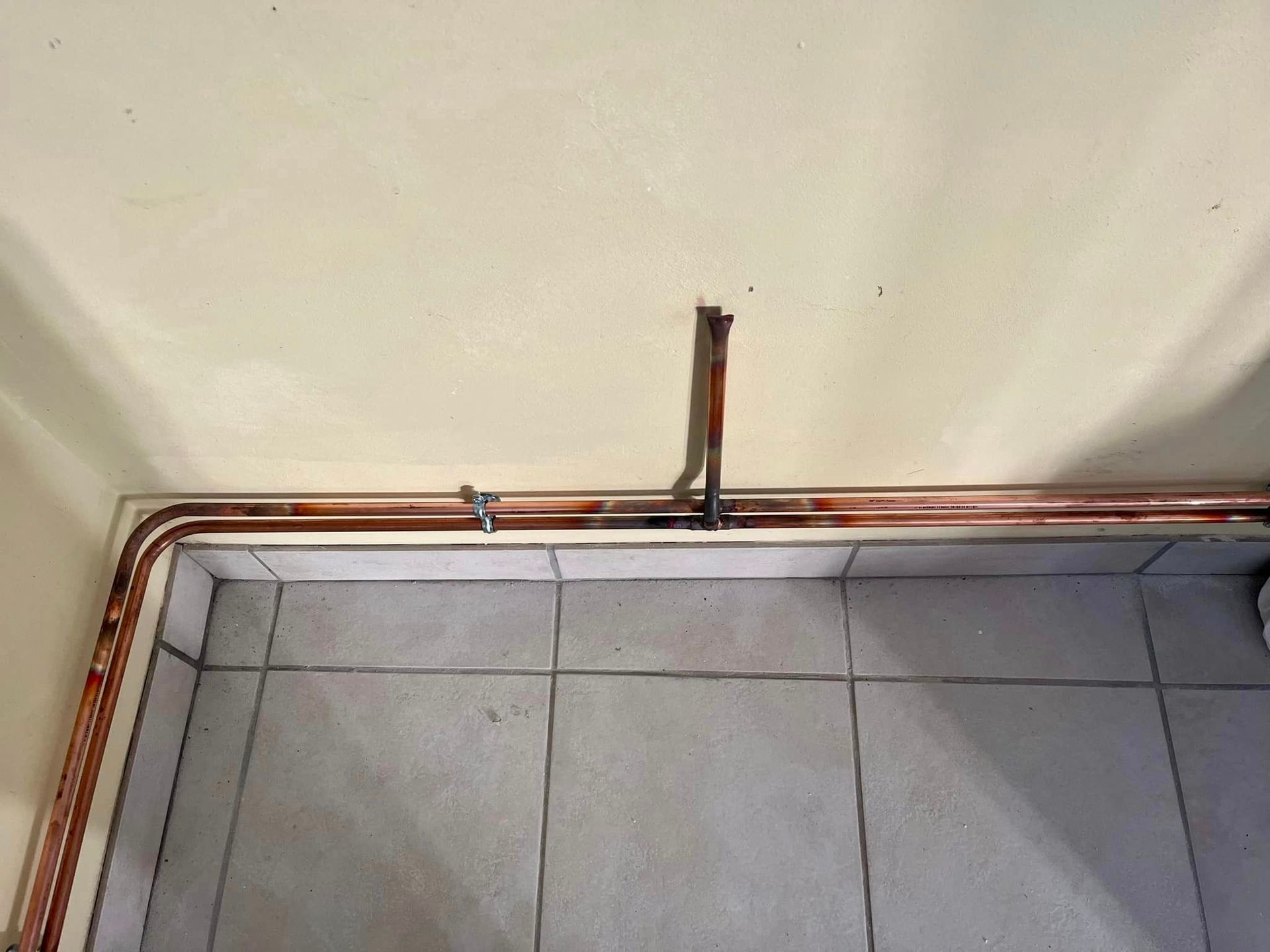 Tuyaux de plomberie et du carrelage gris