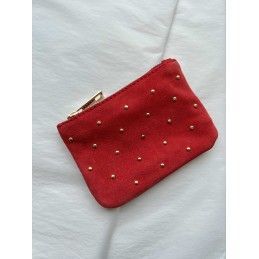 Pochette rouge.