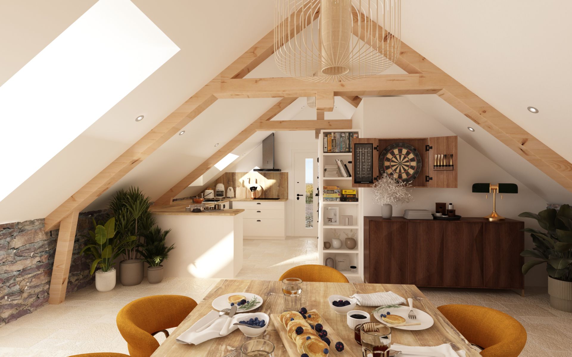 Espace sous un toit en pente avec des poutres apparentes, une table à manger et des chaises
