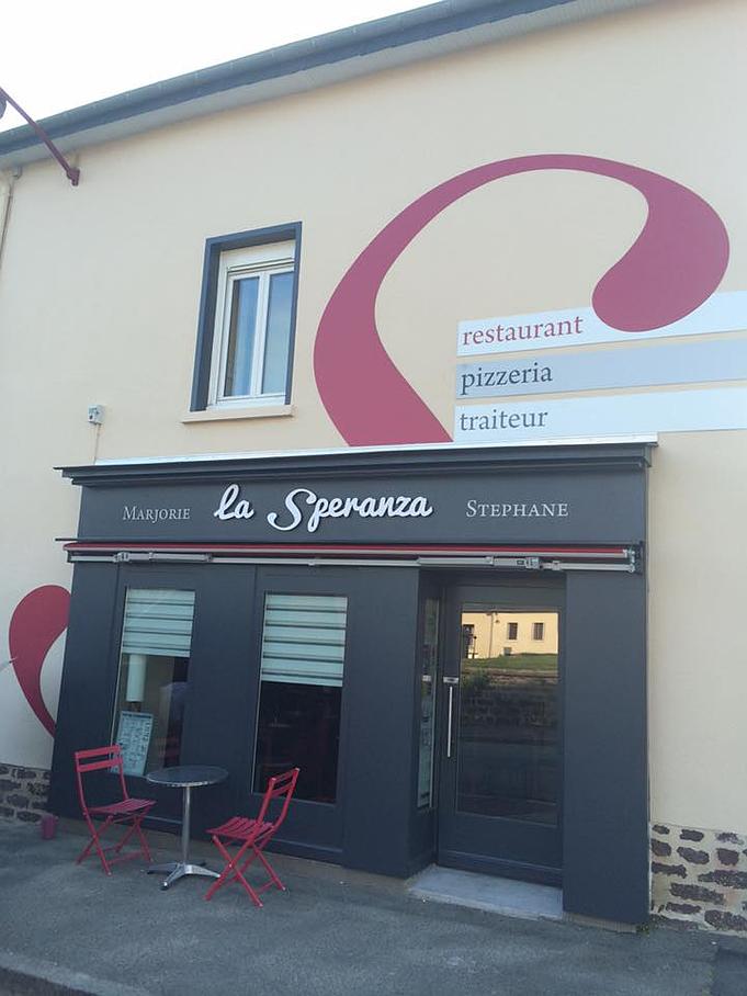 Façade du restaurant italien La S'peranza avec chaises et accents rouges.